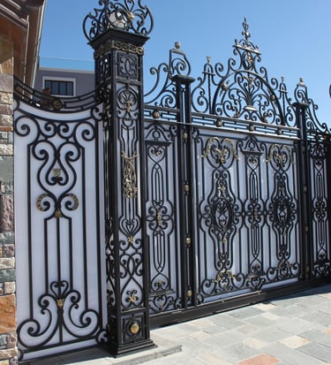 Portail de garage en fer forgé noir et or
