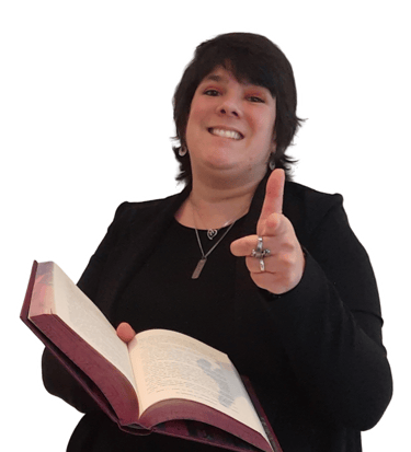 Wendy Baqué - Chroniqueuse littéraire, montre quelque chose devant elle, avec le sourire.