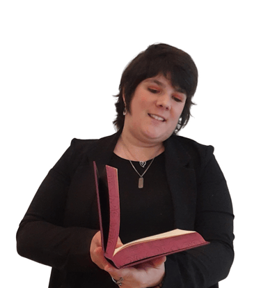 Wendy Baqué - Chroniqueuse littéraire en trazin de lire un livre rose.