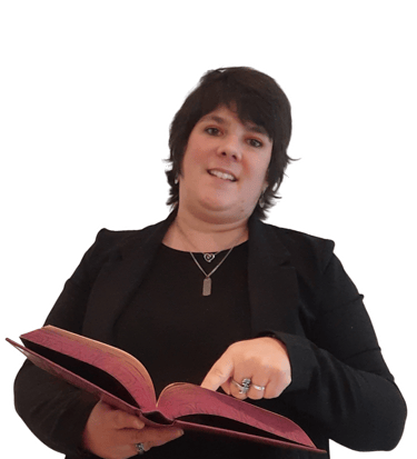 Wendy Baqué - Chroniqueuse littéraire, qui montre quelque chose dans un livre rose. 