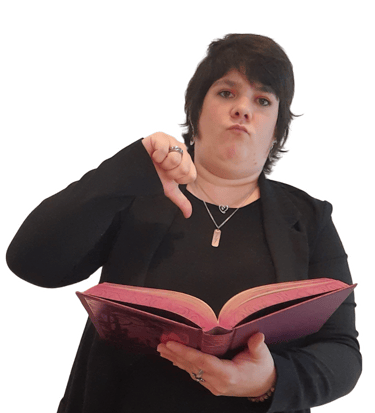 Wendy Baqué - Chroniqueuse littéraire, un livre rose dans les mains, le pouce baissé.