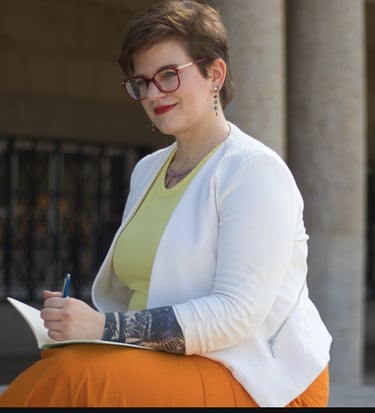 ein Foto von Swana Schuchmann, mit Notizbuch und Stift. Sie schreibt.
