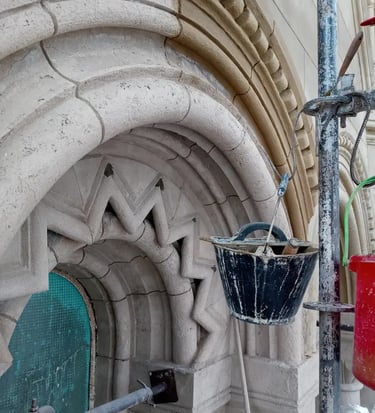 Restitución del simil piedra a los arcos de ingreso de la Facultad de Humanidades realizada por Almapiedra. 