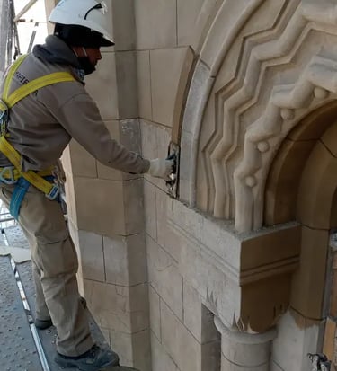 Restauración de los arcos del segundo piso de la Facultad de Humanidades y Artes realizada por Almapiedra. 
