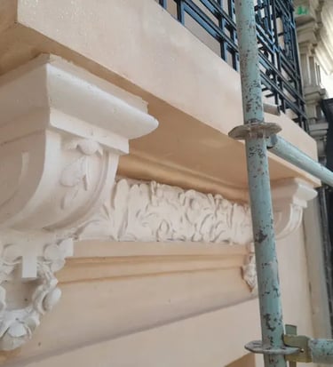 Proceso de restauración del balcón de la Casa Censi, Rosario, realizado por Almapiedra.