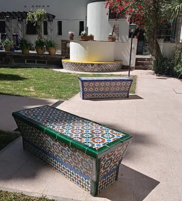 Bancos restaurados en el patio del Consulado de Italia en Rosario realizada por Almapiedra.