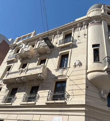 Balcón restaurado por Almapiedra en el edificio patrimonial de la Casa Censi, Rosario.
