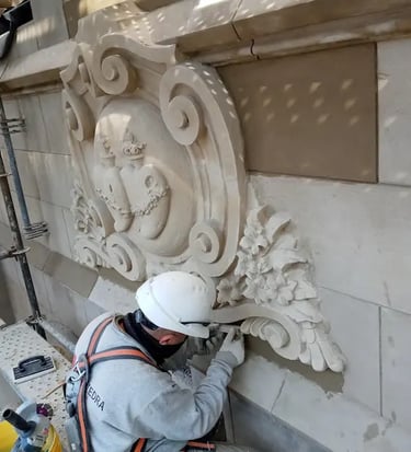 Restauración de los corazones de la fachada de la Facultad de Humanidades realizada por Almapiedra. 