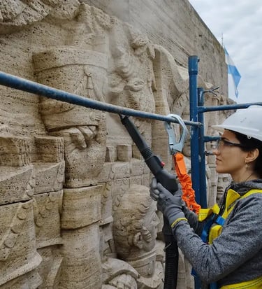 Proceso de restauración del mural del Monumento a la Bandera por Almapiedra con Tecnan