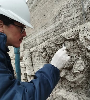 Proceso de restauración de los colosos en el Monumento a la Bandera realizado por Almapiedra.