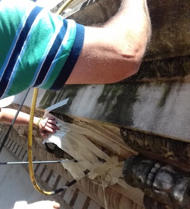 Ensayo no destructivo realizado en la fachada del edificio de la Bolsa de Comercio de Rosario por Almapiedra.