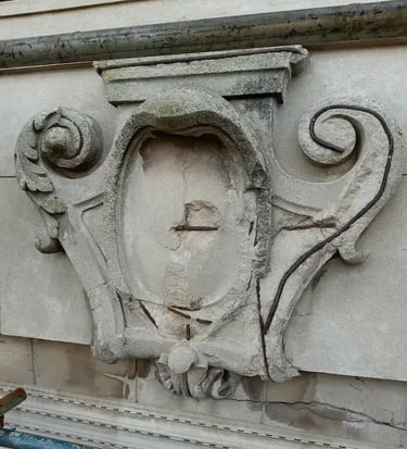 Proceso de restauración del escudo lateral de la fachada de la Facultad de Ingeniería de Rosario realizado por Almapiedra. 