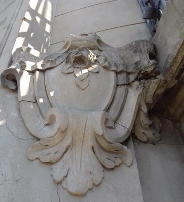 Proceso de restauración del escudo de la fachada del Consejo Municipal de Rosario realizada por Almapiedra.