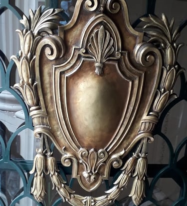 Escudo restaurado en la fachada de la Bolsa de Comercio de Rosario por Almapiedra.