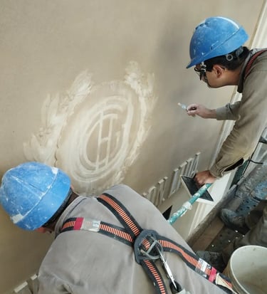 Proceso de restauración del logo de la fachada de dEco Sustentable, ex Imprenta Ferrazini, realizado por Almapiedra.