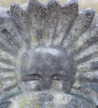 Sol del escudo de la fachada de la Facultad de Ingeniería antes de ser restaurado por Almapiedra. 