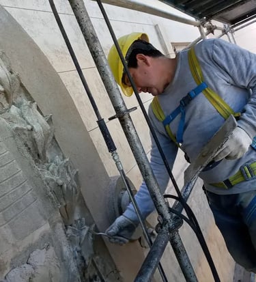 Proceso de restauración de los laureles del escudo de la fachada de la Facultad de Ingeniería realizado por Almapiedra.
