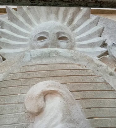 Proceso de restauración del escudo de la fachada de la Facultad de Ingeniería de Rosario realizado por Almapiedra. 