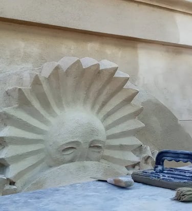 Proceso de restauración del escudo de la fachada de la Facultad de Ingeniería de Rosario realizado por Almapiedra. 