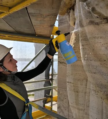 Restauración de escultura en el Monumento a la Bandera realizada por Almapiedra.