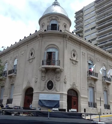 Proceso de restauración de la fachada del edificio del Concejo Municipal de Rosario realizada por Almapiedra.