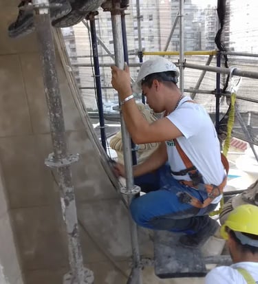 Proceso de restauración de ornamentos en la fachada del Jockey Club de Rosario realizado por Almapiedra.