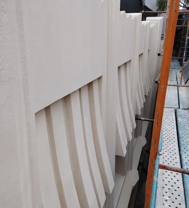 Detalle de la fachada de dEco Sustentable, ex Imprenta Ferrazini, restaurada por Almapiedra.