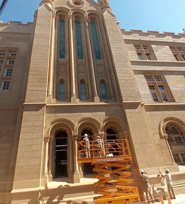 Restauración de la fachada de la Facultad de Humanidades y Artes de Rosario realizada por Almapiedra.