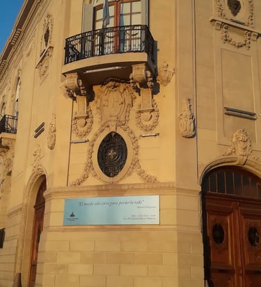 Fachada restaurada del edificio de valor patrimonial del Concejo Municipal de Rosario realizada por Almapiedra.