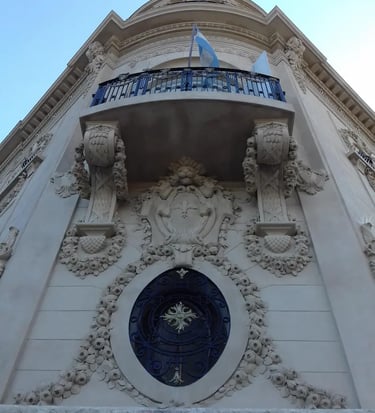 Fachada restaurada del edificio de valor histórico del Concejo Municipal de Rosario realizada por Almapiedra. 