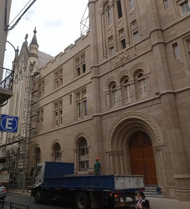 Fachada restaurada de la Facultad de Humanidades y Artes de Rosario realizada por Almapiedra.