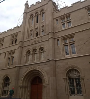 Fachada restaurada de la Facultad de Humanidades y Artes de Rosario realizada por Almapiedra.