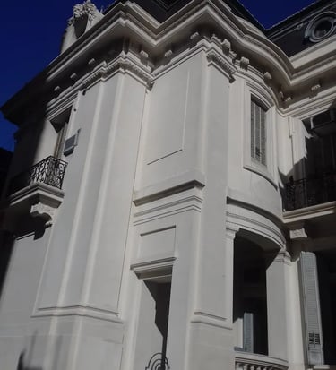 Fachada restaurada de la Sede de Rectorado de la Universidad Nacional de Rosario por Almapiedra