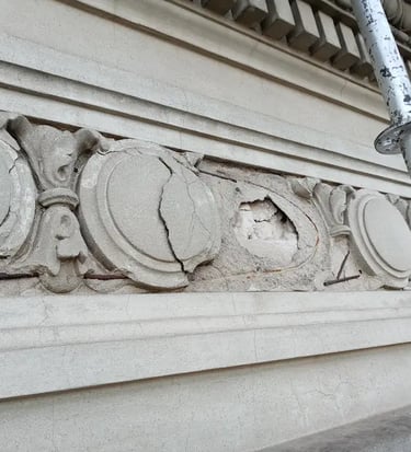 Proceso de restauración del friso de la fachada de la Facultad de Ingeniería de Rosario realizado por Almapiedra. 