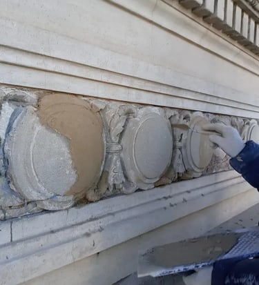 Proceso de restauración del friso de la fachada de la Facultad de Ingeniería de Rosario realizado por Almapiedra. 