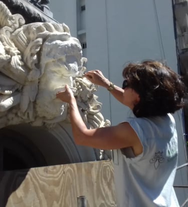Proceso de restauración de la escultura de Heracles en la fachada de la Sede de Rectorado realizado por Almapiedra