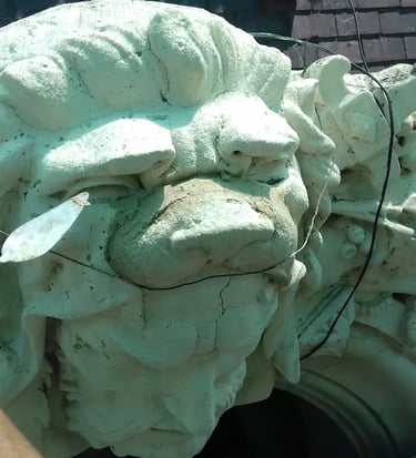 Proceso de restauración de la escultura de Heracles en la fachada de la Sede de Rectorado realizado por Almapiedra