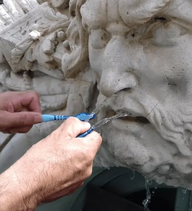 Limpieza de la escultura de Heracles en la fachada de la Sede de Rectorado realizado por Almapiedra previo a su restauración