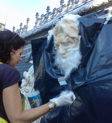 Proceso de restauración de la escultura de Heracles en la fachada de la Sede de Rectorado realizado por Almapiedra
