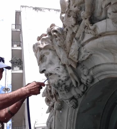 Proceso de restauración de la escultura de Heracles en la fachada de la Sede de Rectorado realizado por Almapiedra