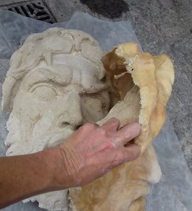 Proceso de restauración de la escultura de Heracles en la fachada de la Sede de Rectorado realizado por Almapiedra en taller