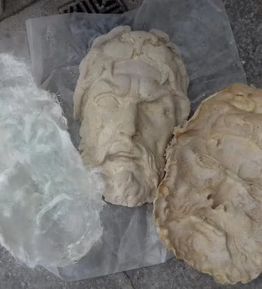 Proceso de restauración de la escultura de Heracles en la fachada de la Sede de Rectorado realizado por Almapiedra en taller