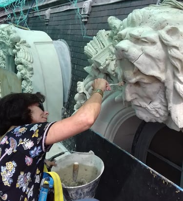 Proceso de restauración de la escultura de Heracles en la fachada de la Sede de Rectorado realizado por Almapiedra