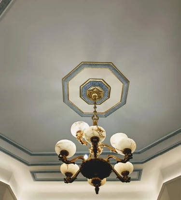 Techo con lámpara colgante del Consultado de Italia en Rosario restaurados por Almapiedra.