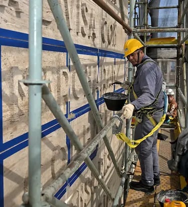 Proceso de restauración de las letras del mural del Monumento a la Bandera realizado por Almapiedra.