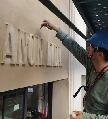 Restauración de las letras de la fachada de dEco Sustentable, ex Imprenta Ferrazini, por Almapiedra.