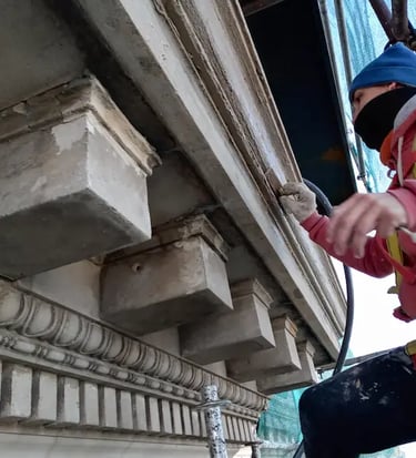 Proceso de restauración de la fachada de la Facultad de Ingeniería de Rosario realizado por Almapiedra. 
