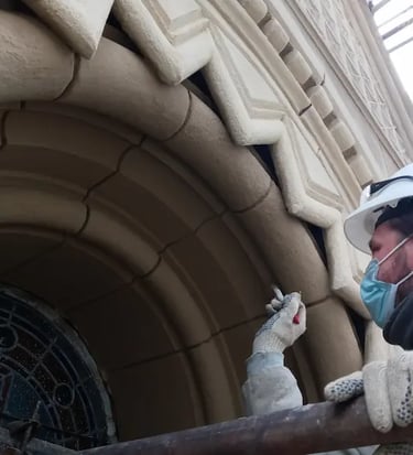 Restauración del óculo de la Facultad de Humanidades realizada por Almapiedra.