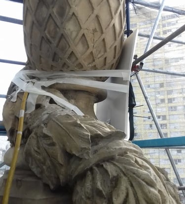 Proceso de restauración de ornamentos en la fachada del Jockey Club de Rosario realizado por Almapiedra.