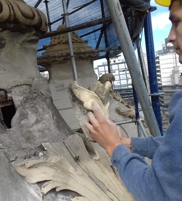 Proceso de restauración de ornamentos en la fachada del Jockey Club de Rosario realizado por Almapiedra.